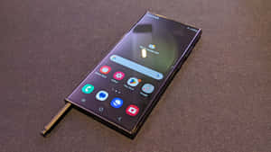 Samsung S23 Ultra с видимым стилусом S Pen