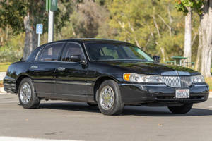 Автомобіль Lincoln Town Car 2001 на парковке — Автомобілі Шпалери