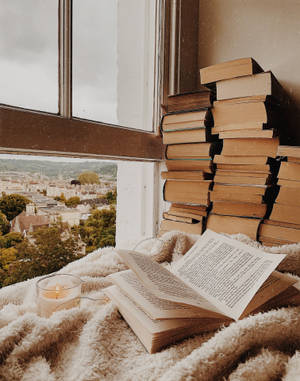 Шпалери з бежевими естетичними книгами
