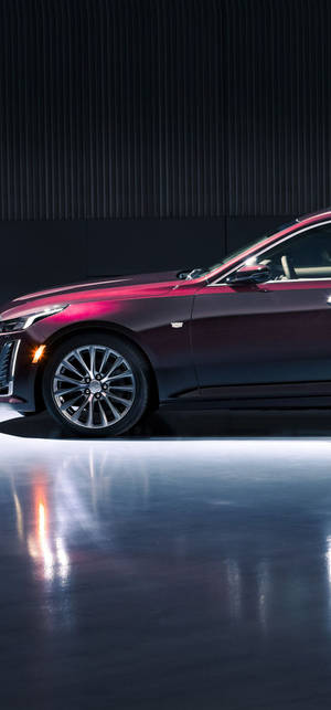 Обои с блестящим красным Cadillac с iPhone — iPhone 15 Pro Шпалери