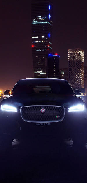 Чорный Jaguar ночью с включенными фарами обої