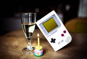Шпалери з реплікою Game Boy, склом та тортом