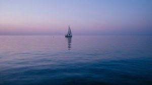 Одинокий вітрильник на спокойній морській воді в сумерках. — Океан Шпалери
