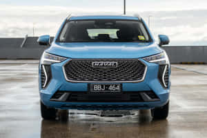 Гладкий и современный Haval SUV, проезжающий через обширный пейзаж — MacBook Pro Шпалери