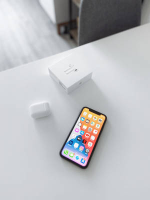 Гладкий и стильный iPhone 11 в действии — iPhone 14 Шпалери