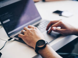 человек печатает на клавиатуре — MacBook Pro Шпалери