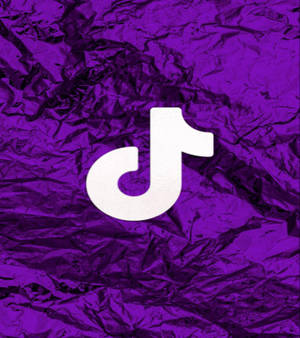 Глибокий фіолетовий драпірованный фон с логотипом TikTok — Vivo X Fold5 Шпалери