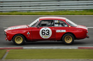Шпалери з гоночним автомобілем Alfa Romeo GTA.
