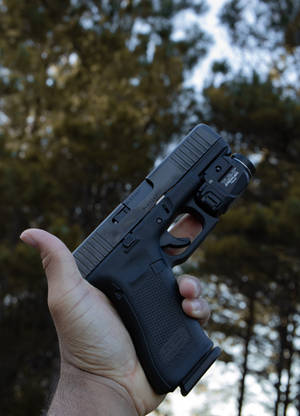 Обои «Держит Glock с фонариком» — Oppo Pad 4 Pro Шпалери