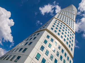 Драматичний вид на небоскреб Turning Torso, найвищу будову Швеції — Блакитне небо Шпалери