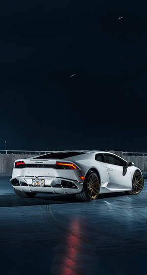 Ексклюзивний Lamborghini на парковці на даху – ідеальні обої для iPhone — Автомобілі Шпалери
