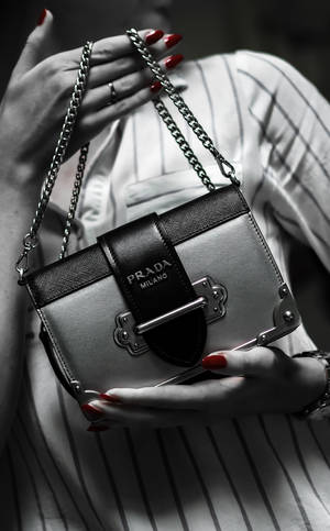 Обои с женщиной Prada и красными ногтями — Galaxy Tab Шпалери