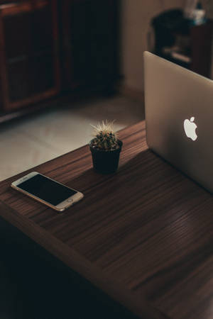Заворожливий нічний космос на екрані Mac