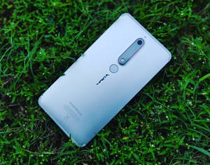 Задняя сторона железно-синего Nokia 6.1 — Nokia Шпалери