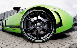Шпалери зеленого Lamborghini з видом «риб'яче око» на колесо.