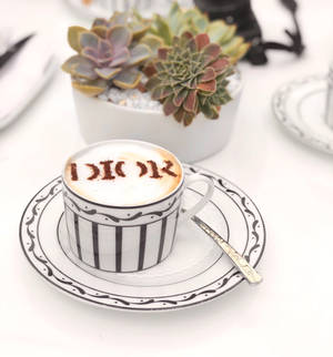 Обои с капучино Dior Cafe — Oppo Find N Шпалери