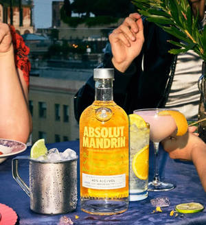 Коктейль Absolut Mandarin Vodka с лимоном — Honor Magic V Шпалери