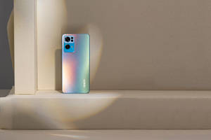 Колоритний смартфон Oppo на фоне теней