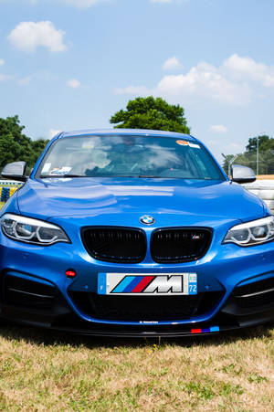 Красивый синий BMW на гоночной трассе — Xiaomi Pad Шпалери