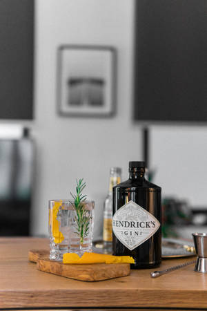 Крупний план пляшки Hendrick's Gin — Xiaomi Pad 8 Pro Шпалери