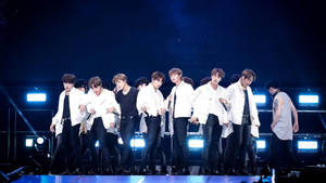 Крутий ноутбук BTS у стилі світового туру — Bts естетика Шпалери