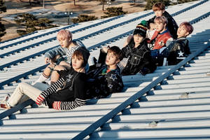 Крутий ноутбук BTS на даху — Bts естетика Шпалери