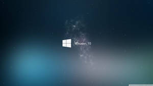 Обои Windows 10 с белым логотипом и дымкой на синей галактике