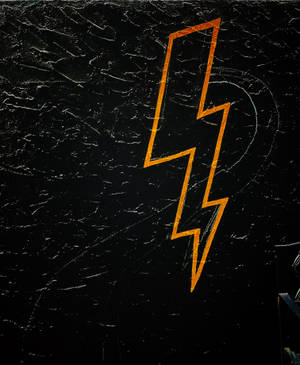 Обои с желтым логотипом Lightning — Galaxy Z Fold 5 Шпалери