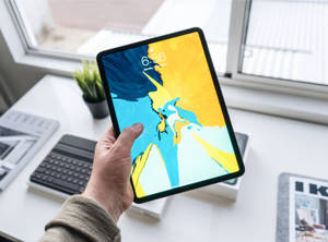 Людина держит Apple iPad Pro — iPad Mini Шпалери
