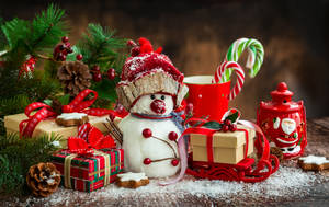 Шпалери з маленьким сніговиком та різдвяними подарунками — Мила естетика рождество Шпалери