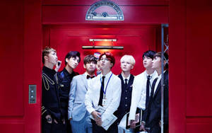 Мила група BTS у червоному ліфті — Bts Шпалери