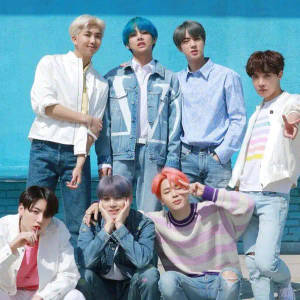 Милі учасники BTS позують разом біля синьої стіни — Bts десктоп Шпалери