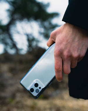 Молодой человек с устройством Oppo