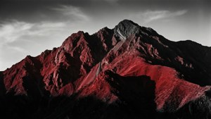 Черно-біла художєственна фотографія червоной гори, акцентующая текстуру