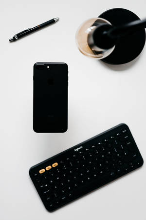 Мінималистичный iPhone на столі с чёрной клавиатурой — Xiaomi Pad 9 Pro Max Шпалери