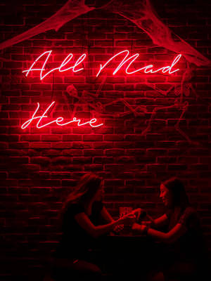 Неонова вивіска All Mad Here — Неоновий червоний Шпалери
