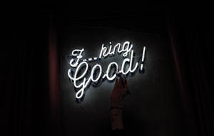 Неоновая вывеска с цитатой в эстетике ресторанная вывеска обоина — True Black Шпалери