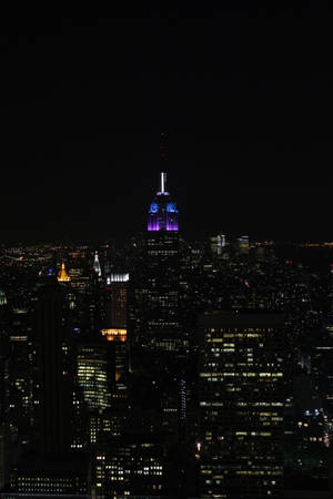 Ночной небоскреб Empire State в Нью-Йорке на обоях для iPhone — Xiaomi Pad 8 Шпалери