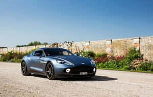 Потрясающий Aston Martin Vanquish в движении на живописной дороге — Steam Deck Шпалери