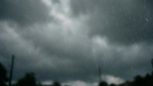 Сіре небо з падаючим дощем, похмура та меланхолійна атмосфера. — Вид на небо Шпалери