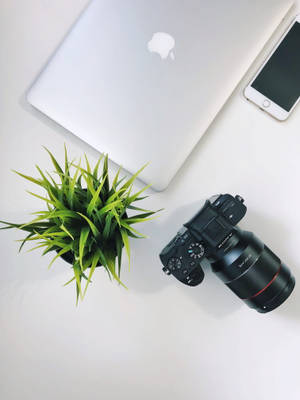 iPhone на столі с камерой — MacBook Шпалери