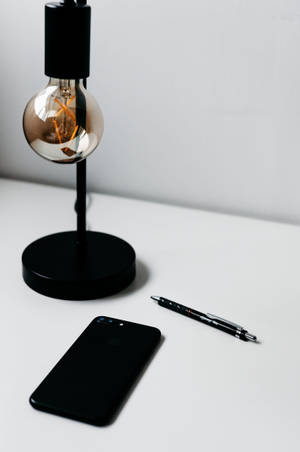 iPhone на столу с лампой — Xiaomi Pad 8 Pro Шпалери