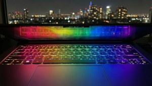 Крупный план радужной подсвеченной клавиатуры Chromebook на фоне ночного города.