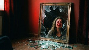 Розбите дзеркало, що відображає емоційну людину, яка плаче. — Емо естетика Шпалери