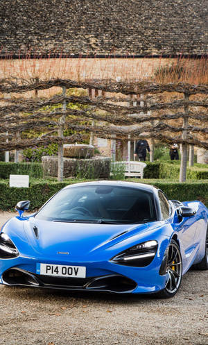 Синій McLaren 720S у саду для телефону — Автомобілі Шпалери