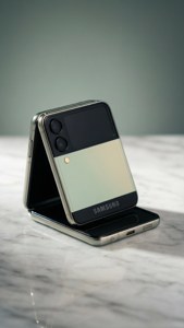 Стильное предметное фото Z Flip 5 на мраморе, подчеркивающее его компактный дизайн.