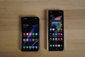 Сложенные смартфоны Oppo и Samsung