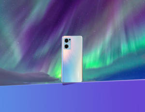 Смартфон Oppo на фоне Північного сияния