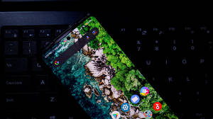 Смартфон Xiaomi на клавиатуре — Xiaomi Шпалери