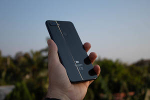 Смартфон Xiaomi в руці — Xiaomi Шпалери